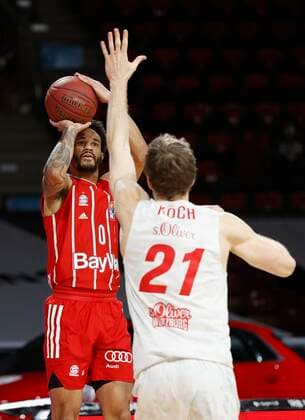28.02.2021, Basketball, BBL 2020 2021, 21. Spieltag, FC Bayern Muenchen - s.Oliver Wuerzburg, GER, Muenchen, Audi Dome, Bild: v. li. Nick Weiler-Babb (FC Bayern Muenchen) und Florian Koch (s.Oliver Wuerzburg) Copyright: HMBxMedia xHeikoxBecker