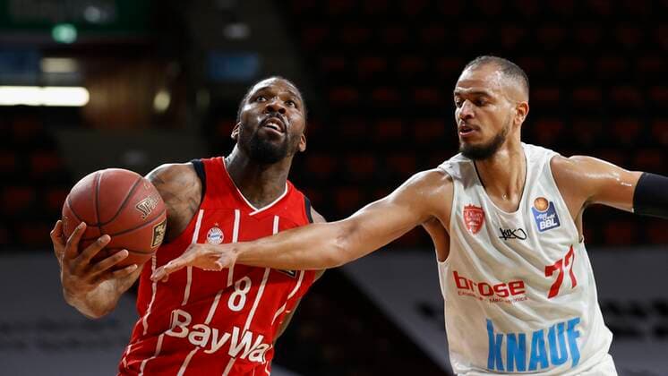 28.02.2021, Basketball, BBL 2020 2021, 21. Spieltag, FC Bayern Muenchen - s.Oliver Wuerzburg, GER, Muenchen, Audi Dome, Bild: v. li. Jalen Reynolds (FC Bayern Muenchen) und Alex King (s.Oliver Wuerzburg) Copyright: HMBxMedia xHeikoxBecker