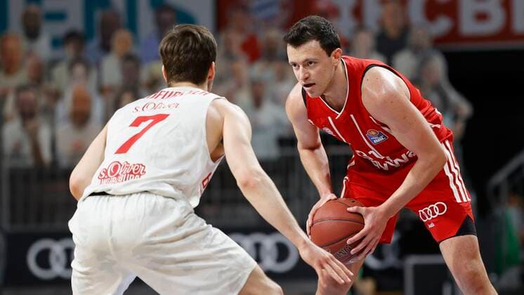 28.02.2021, Basketball, BBL 2020 2021, 21. Spieltag, FC Bayern Muenchen - s.Oliver Wuerzburg, GER, Muenchen, Audi Dome, Bild: v. li. Nils Hassfurther (s.Oliver Wuerzburg) und Zan Mark Sisko (FC Bayern Muenchen) Copyright: HMBxMedia xHeikoxBecker