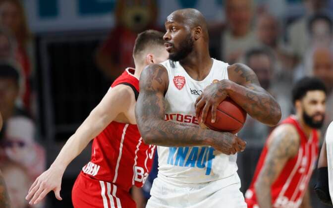 28.02.2021, Basketball, BBL 2020 2021, 21. Spieltag, FC Bayern Muenchen - s.Oliver Wuerzburg, GER, Muenchen, Audi Dome, Bild: v. li. David Kraemer (FC Bayern Muenchen) und Murphy Holloway (s.Oliver Wuerzburg) Copyright: HMBxMedia xHeikoxBecker