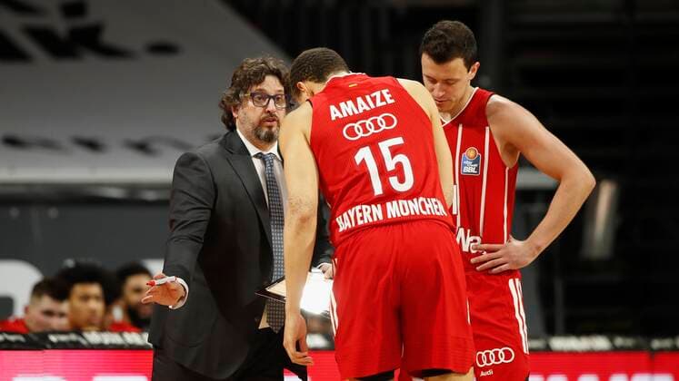 28.02.2021, Basketball, BBL 2020 2021, 21. Spieltag, FC Bayern Muenchen - s.Oliver Wuerzburg, GER, Muenchen, Audi Dome, Bild: v. li. Head Coach Andrea Trinchieri (FC Bayern Muenchen) im Gespaech mit Robin Amaize (FC Bayern Muenchen) und Zan Mark Sisko (FC Bayern Muenchen) Copyright: HMBxMedia xHeikoxBecker