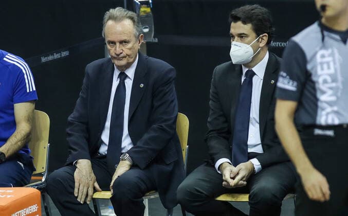 28.02.21, Berlin, Basketball, 1. Bundesliga, easyCredit BBL, Hauptrunde, 21.Spieltag, Mercedes Benz Arena: ALBA Berlin - HAKRO Merlins Crailsheim. ALBAs Head Coach Aito Garcia Reneses (l) verfolgt das Spiel neben Co-Trainer Israel Gonzalez. ALBA Berlin - HAKRO Merlins Crailsheim