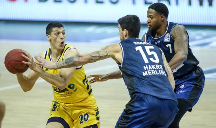 28.02.21, Berlin, Basketball, 1. Bundesliga, easyCredit BBL, Hauptrunde, 21.Spieltag, Mercedes Benz Arena: ALBA Berlin - HAKRO Merlins Crailsheim. ALBAs Simone Fontecchio (l-r) kaempft gegen Bogdan Radosavljevic und Haywood Highsmith von HAKRO Merlins Crailsheim um den Ball. ALBA Berlin - HAKRO Merlins Crailsheim