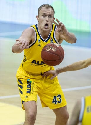 28.02.21, Berlin, Basketball, 1. Bundesliga, easyCredit BBL, Hauptrunde, 21.Spieltag, Mercedes Benz Arena: ALBA Berlin - HAKRO Merlins Crailsheim. ALBAs Luke Sikma faengt den Ball. ALBA Berlin - HAKRO Merlins Crailsheim