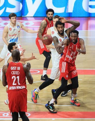 28.02.2021, BBL, FC Bayern vs Wuerzburg S.Oliver, Audi Dome Muenchen, Basketball, im Bild: James Gist (FCB Basketball), JaJuan Johnson (FCB Basketball), Jason George (FCB Basketball), Nils Hassfurther (S.Oliver Wuerzburg), D.J Seeley (FCB Basketball)