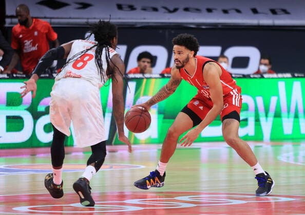 28.02.2021, BBL, FC Bayern vs Wuerzburg S.Oliver, Audi Dome Muenchen, Basketball, im Bild: Robert Lowery (S.Oliver Wuerzburg) vs Nick Weiler-Babi (FCB Basketball)