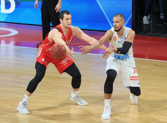 28.02.2021, BBL, FC Bayern vs Wuerzburg S.Oliver, Audi Dome Muenchen, Basketball, im Bild: Paul Zipser (FCB Basketball) vs Alex King (S.Oliver Wuerzburg)