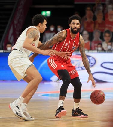 28.02.2021, BBL, FC Bayern vs Würzburg S.Oliver, Audi Dome Muenchen, Basketball, im Bild: Tyson Ward (S.Oliver Wuerzburg) vs D.J Seeley (FCB Basketball)