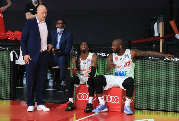 28.02.2021, BBL, FC Bayern vs Wuerzburg S.Oliver, Audi Dome Muenchen, Basketball, im Bild: Denis Wucherer, Robert Lowery (S.Oliver Wuerzburg) und Murphy Holloway (S.Oliver Wuerzburg)
