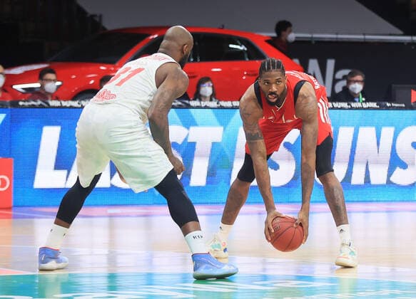 28.02.2021, BBL, FC Bayern vs Würzburg S.Oliver, Audi Dome Muenchen, Basketball, im Bild: Murphy Holloway (S.Oliver Wuerzburg) vs Jalen Reynolds (FCB Basketball)