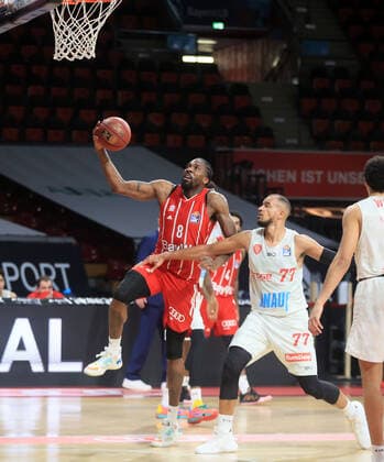 28.02.2021, BBL, FC Bayern vs Wuerzburg S.Oliver, Audi Dome Muenchen, Basketball, im Bild: Jalen Reynolds (FCB Basketball) vs Alex King (S.Oliver Wuerzburg)