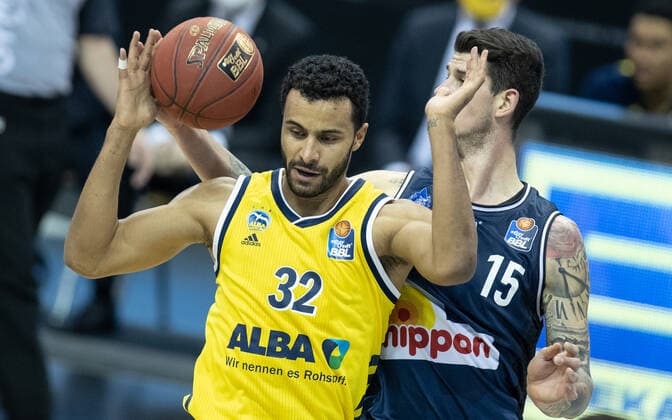 28.02.21, Berlin, Basketball, 1. Bundesliga, easyCredit BBL, Hauptrunde, 21.Spieltag, Mercedes Benz Arena: ALBA Berlin - HAKRO Merlins Crailsheim. ALBAs Johannes Thiemann (l) kaempft gegen Bogdan Radosavljevic von HAKRO Merlins Crailsheim um den Ball. ALBA Berlin - HAKRO Merlins Crailsheim