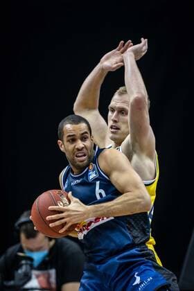 Basketball Berlin 28.02.2021 Saison 2020 2021 1. Bundesliga easyCredit BBL Alba Berlin - HAKRO Merlins Crailsheim Elias Lasisi (Crailsheim, No.06) Luke Sikma (Alba Berlin, No.43)