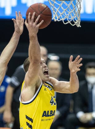 28.02.21, Berlin, Basketball, 1. Bundesliga, easyCredit BBL, Hauptrunde, 21.Spieltag, Mercedes Benz Arena: ALBA Berlin - HAKRO Merlins Crailsheim. ALBAs Luke Sikma springt mit dem Ball zum Korb. ALBA Berlin - HAKRO Merlins Crailsheim