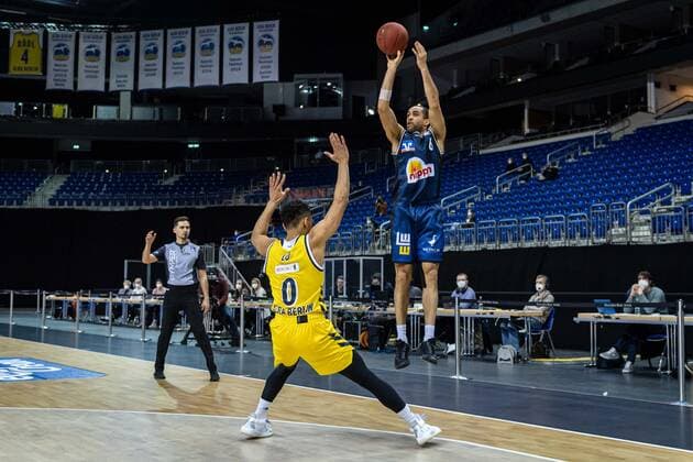 Basketball Berlin 28.02.2021 Saison 2020 2021 1. Bundesliga easyCredit BBL Alba Berlin - HAKRO Merlins Crailsheim Elias Lasisi (Crailsheim, No.06) Maodo Lo (Alba Berlin, No.00)