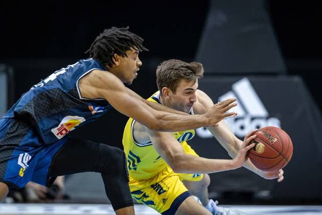 Basketball Berlin 28.02.2021 Saison 2020 2021 1. Bundesliga easyCredit BBL Alba Berlin - HAKRO Merlins Crailsheim Tim Schneider (Alba Berlin, No.10) Jeremy Jones (Crailsheim, No.24)