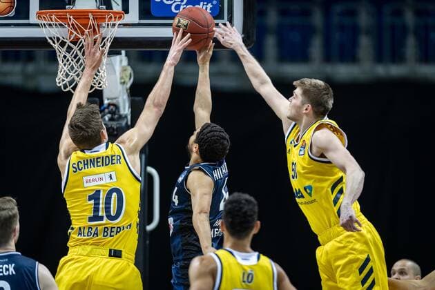 Basketball Berlin 28.02.2021 Saison 2020 2021 1. Bundesliga easyCredit BBL Alba Berlin - HAKRO Merlins Crailsheim Nimrod Hilliard (Crailsheim, No.04) Ben Lammers (Alba Berlin, No.50) Tim Schneider (Alba Berlin, No.10)