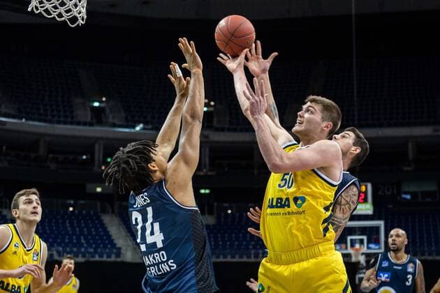 Basketball Berlin 28.02.2021 Saison 2020 2021 1. Bundesliga easyCredit BBL Alba Berlin - HAKRO Merlins Crailsheim Ben Lammers (Alba Berlin, No.50) Jeremy Jones (Crailsheim, No.24)