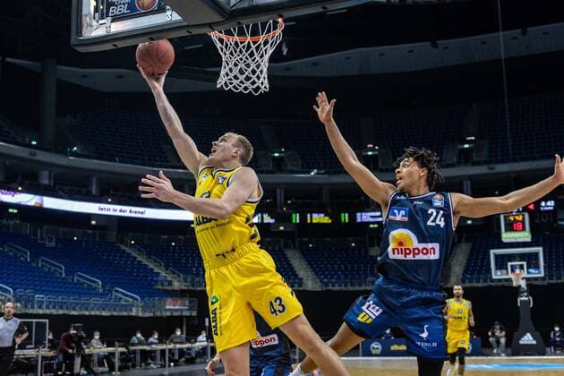 Basketball Berlin 28.02.2021 Saison 2020 2021 1. Bundesliga easyCredit BBL Alba Berlin - HAKRO Merlins Crailsheim Luke Sikma (Alba Berlin, No.43) Jeremy Jones (Crailsheim, No.24)