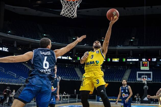 Basketball Berlin 28.02.2021 Saison 2020 2021 1. Bundesliga easyCredit BBL Alba Berlin - HAKRO Merlins Crailsheim Peyton Siva (Alba Berlin, No.03) Elias Lasisi (Crailsheim, No.06)