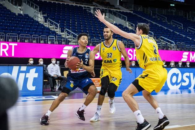 Basketball Berlin 28.02.2021 Saison 2020 2021 1. Bundesliga easyCredit BBL Alba Berlin - HAKRO Merlins Crailsheim Trae Bell-Haynes (Crailsheim, No.08) Marcus Eriksson (Alba Berlin, No.08) Johannes Thiemann (Alba Berlin, No.32)