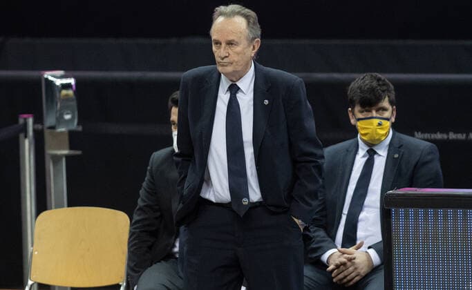 28.02.21, Berlin, Basketball, 1. Bundesliga, easyCredit BBL, Hauptrunde, 21.Spieltag, Mercedes Benz Arena: ALBA Berlin - HAKRO Merlins Crailsheim. ALBAs Head Coach Aito Garcia Reneses (l) verfolgt das Spiel neben Co-Trainer Sebastian Trzciona. ALBA Berlin - HAKRO Merlins Crailsheim