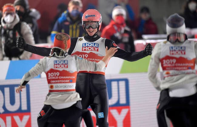 Bilder des Jahres 2021, Sport 02 Februar Sport Themen der Woche KW08 Sport Bilder des Tages 28.02.2021, Nordische SKI WM Oberstdorf 2021, Oberstdorf im Allgäu, Skispringen Mixed, Karl Geiger (GER) jubelt mit Katharina Althaus (GER) *** 28 02 2021, Nordic Ski World Championships Oberstdorf 2021, Oberstdorf im Allgäu, Ski Jumping Mixed, Karl Geiger GER cheers with Katharina Althaus GER