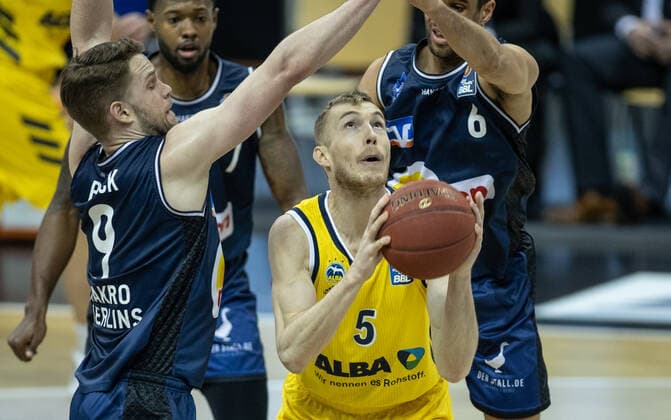 28.02.21, Berlin, Basketball, 1. Bundesliga, easyCredit BBL, Hauptrunde, 21.Spieltag, Mercedes Benz Arena: ALBA Berlin - HAKRO Merlins Crailsheim. ALBAs Niels Giffey (2.v.r) spielt den Ball gegen Fabian Bleck (l), Haywood Highsmith und Elias Lasisi (r) von HAKRO Merlins Crailsheim. ALBA Berlin - HAKRO Merlins Crailsheim