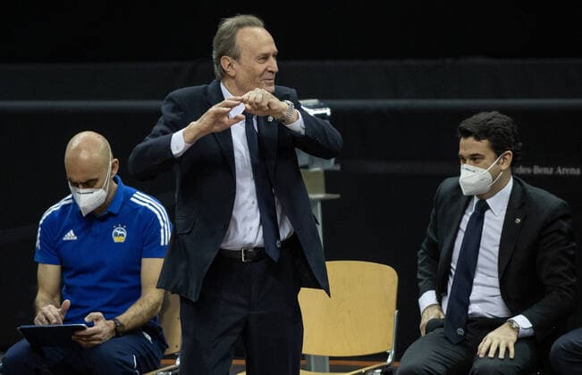 Sport Bilder des Tages 28.02.21, Berlin, Basketball, 1. Bundesliga, easyCredit BBL, Hauptrunde, 21.Spieltag, Mercedes Benz Arena: ALBA Berlin - HAKRO Merlins Crailsheim. ALBAs Athletiktrainer Pepe Silva Moreno (l-r), Head Coach Aito Garcia Reneses und Co-Trainer Israel Gonzalez verfolgen das Spiel am Rand des Courts. ALBA Berlin - HAKRO Merlins Crailsheim