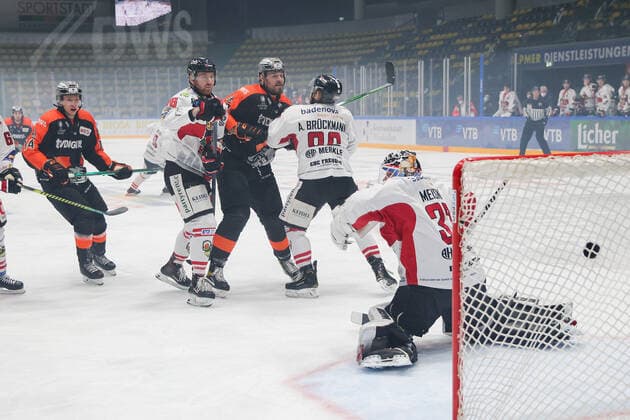 Loewen Frankfurt – EHC Freiburg, DEL 2 Tor fuer die Loewen Frankfurt zum 1:0 durch Mike Mieszkowski (Loewen Frankfurt, 48, Bildmitte, der mit seinem Distanzschuss Torhueter Ben Meisner (EHC Freiburg, 37) keine Chance laesst. Auch Alexander Brueckmann (EHC Freiburg, 86) und Peter Spornberger (EHC Freiburg, 16) koennen nicht mehr eingreifen. Eishockey-Spiel der DEL 2 zwischen den Loewen Frankfurt und dem EHC Freiburg am 28. Februar 2021 in der Eissporthalle Frankfurt am Main., Frankfurt am Main Hessen Deutschland Eissporthalle