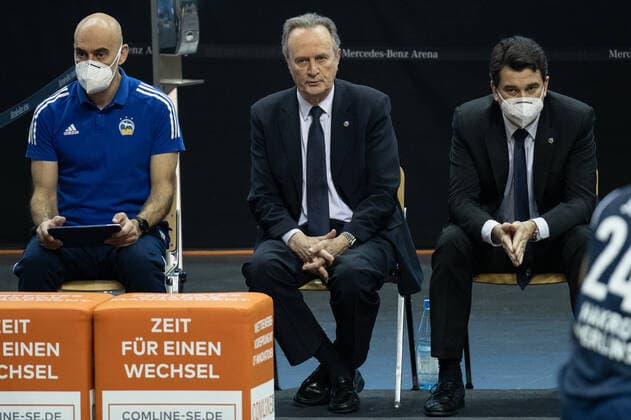 28.02.21, Berlin, Basketball, 1. Bundesliga, easyCredit BBL, Hauptrunde, 21.Spieltag, Mercedes Benz Arena: ALBA Berlin - HAKRO Merlins Crailsheim. ALBAs Athletiktrainer Pepe Silva Moreno (l-r), Head Coach Aito Garcia Reneses und Co-Trainer Israel Gonzalez verfolgen das Spiel am Rand des Courts. ALBA Berlin - HAKRO Merlins Crailsheim