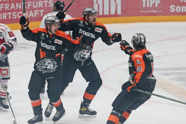 Torjubel durch Torschützen Mike Mieszkowski (Löwen Frankfurt, Nr. 48) zum 1:0 nach Vorlage von Eric Stephan (Löwen Frankfurt, Nr. 10) , Löwen Frankfurt gegen EHC Freiburg , DEL2, Eishockey, Saison 2020 2021, 28.02.2021, -