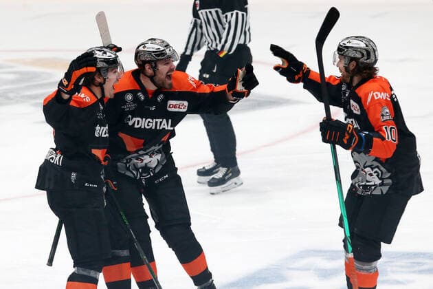 Torjubel durch Torschützen Mike Mieszkowski (Löwen Frankfurt, Nr. 48) zum 1:0 nach Vorlage von Eric Stephan (Löwen Frankfurt, Nr. 10) , Löwen Frankfurt gegen EHC Freiburg , DEL2, Eishockey, Saison 2020 2021, 28.02.2021, -
