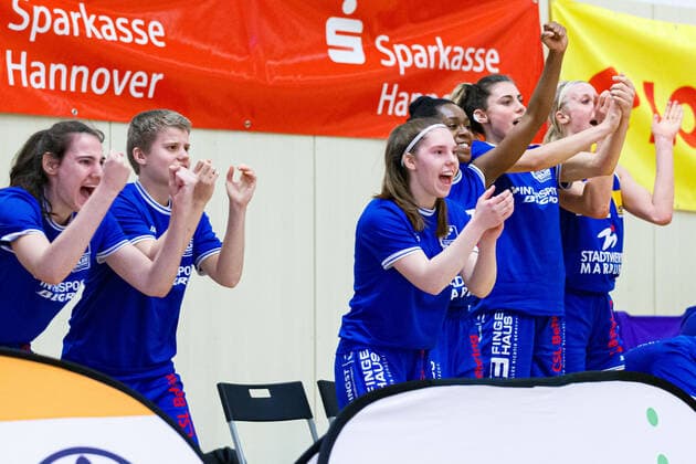 Hannover, Deutschland 28. Februar 2021: 1.BBL - Damen - 2020 2021 - TK Hannover vs. BC Pharmaserv Marburg Die Marburger Mannschaft auf der Bank jubelt Sporthalle Birkenstraße Niedersachsen Copyright: xFotostandx xxMattheyx
