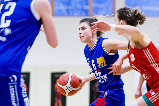 Hannover, Deutschland 28. Februar 2021: 1.BBL - Damen - 2020 2021 - TK Hannover vs. BC Pharmaserv Marburg v. li. im Zweikampf Theresa Simon (Marburg) und Mante Kvederaviciute (Hannover) Sporthalle Birkenstraße Niedersachsen Copyright: xFotostandx xxMattheyx