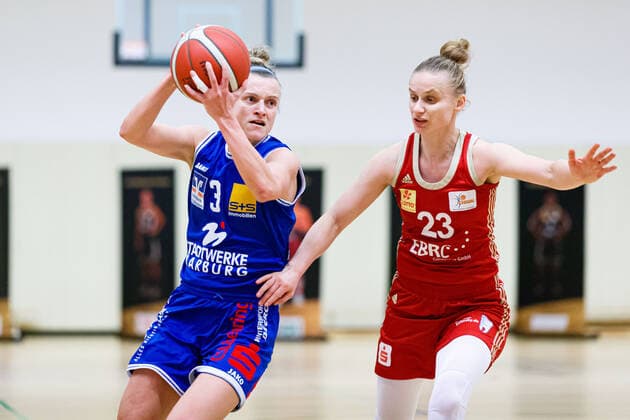 Hannover, Deutschland 28. Februar 2021: 1.BBL - Damen - 2020 2021 - TK Hannover vs. BC Pharmaserv Marburg v. li. im Zweikampf Alexandra Wilke (Marburg) und Aliaksandra Tarasava (Hannover) Sporthalle Birkenstraße Niedersachsen Copyright: xFotostandx xxMattheyx