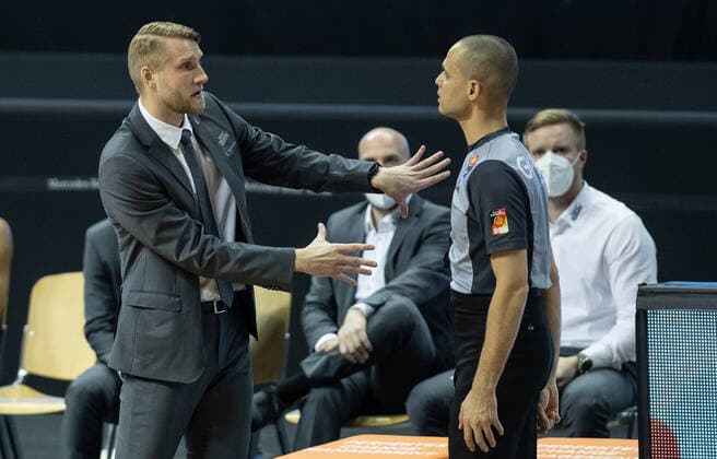 28.02.21, Berlin, Basketball, 1. Bundesliga, easyCredit BBL, Hauptrunde, 21.Spieltag, Mercedes Benz Arena: ALBA Berlin - HAKRO Merlins Crailsheim. Head Coach Tuomas Iisalo (l) von HAKRO Merlins Crailsheim spricht gestikulierend mit dem Schiedsrichter. ALBA Berlin - HAKRO Merlins Crailsheim