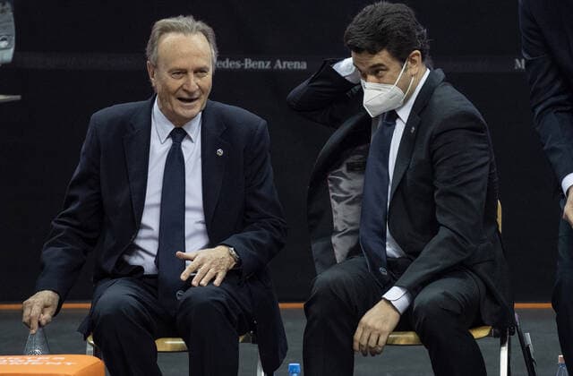 28.02.21, Berlin, Basketball, 1. Bundesliga, easyCredit BBL, Hauptrunde, 21.Spieltag, Mercedes Benz Arena: ALBA Berlin - HAKRO Merlins Crailsheim. ALBAs Head Coach Aito Garcia Reneses (l) lacht neben Co-Trainer Israel Gonzalez. ALBA Berlin - HAKRO Merlins Crailsheim