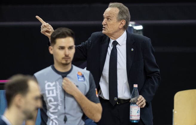 28.02.21, Berlin, Basketball, 1. Bundesliga, easyCredit BBL, Hauptrunde, 21.Spieltag, Mercedes Benz Arena: ALBA Berlin - HAKRO Merlins Crailsheim. ALBAs Head Coach Aito Garcia Reneses zeigt mit einem Finger auf die Tafel. ALBA Berlin - HAKRO Merlins Crailsheim