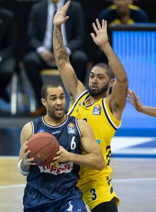 28.02.21, Berlin, Basketball, 1. Bundesliga, easyCredit BBL, Hauptrunde, 21.Spieltag, Mercedes Benz Arena: ALBA Berlin - HAKRO Merlins Crailsheim. Elias Lasisi von HAKRO Merlins Crailsheim kaempft gegen ALBAs Peyton Siva (r) um den Ball. ALBA Berlin - HAKRO Merlins Crailsheim