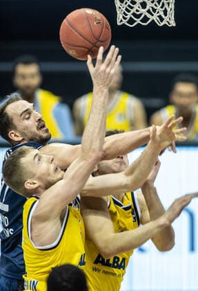 28.02.21, Berlin, Basketball, 1. Bundesliga, easyCredit BBL, Hauptrunde, 21.Spieltag, Mercedes Benz Arena: ALBA Berlin - HAKRO Merlins Crailsheim. Dejan Kovacevic (l-r) von HAKRO Merlins Crailsheim kaempft gegen ALBAs Niels Giffey und Tim Schneider um den Ball. ALBA Berlin - HAKRO Merlins Crailsheim