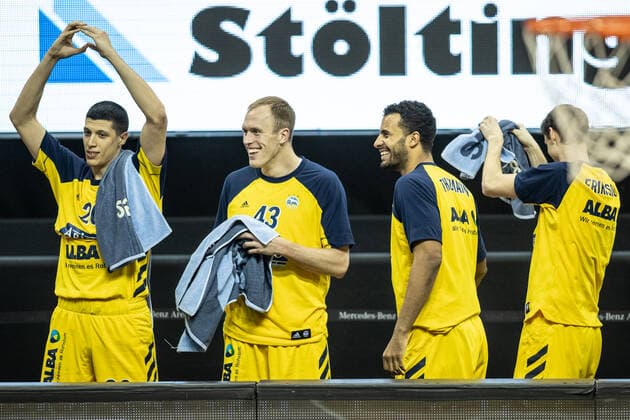 28.02.21, Berlin, Basketball, 1. Bundesliga, easyCredit BBL, Hauptrunde, 21.Spieltag, Mercedes Benz Arena: ALBA Berlin - HAKRO Merlins Crailsheim. ALBAs Simone Fontecchio (l-r), Luke Sikma, Johannes Thiemann und Marcus Eriksson jubeln nach dem Sieg. ALBA Berlin - HAKRO Merlins Crailsheim