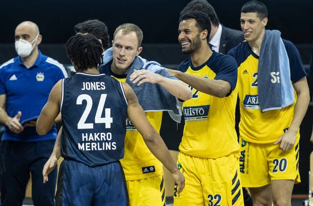 28.02.21, Berlin, Basketball, 1. Bundesliga, easyCredit BBL, Hauptrunde, 21.Spieltag, Mercedes Benz Arena: ALBA Berlin - HAKRO Merlins Crailsheim. Jeremy Jones (l-r) von HAKRO Merlins Crailsheim beglueckwuenscht ALBAs Luke Sikma, Johannes Thiemann und Simone Fontecchio zum Sieg. ALBA Berlin - HAKRO Merlins Crailsheim