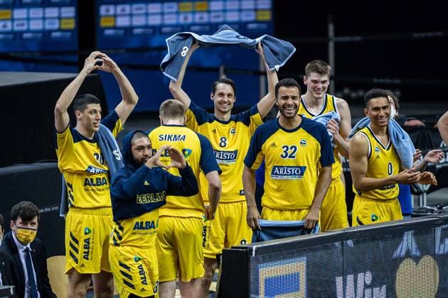 Basketball Berlin 28.02.2021 Saison 2020 2021 1. Bundesliga easyCredit BBL Alba Berlin - HAKRO Merlins Crailsheim Jubel Alba über den Sieg