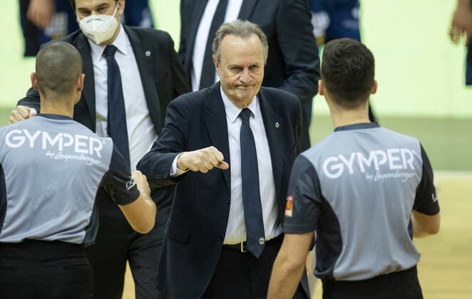 28.02.21, Berlin, Basketball, 1. Bundesliga, easyCredit BBL, Hauptrunde, 21.Spieltag, Mercedes Benz Arena: ALBA Berlin - HAKRO Merlins Crailsheim. ALBAs Head Coach Aito Garcia Reneses (M) bedankt sich bei den Schiedsrichtern. ALBA Berlin - HAKRO Merlins Crailsheim