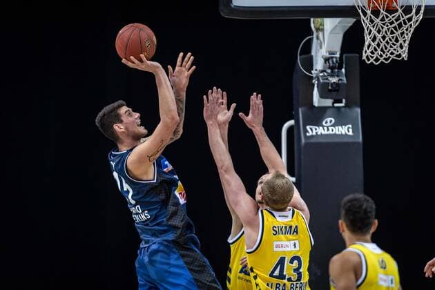 Basketball Berlin 28.02.2021 Saison 2020 2021 1. Bundesliga easyCredit BBL Alba Berlin - HAKRO Merlins Crailsheim Bogdan Radosavljevic (Crailsheim, No.15) Luke Sikma (Alba Berlin, No.43)