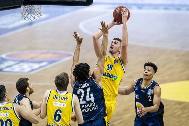 Basketball Berlin 28.02.2021 Saison 2020 2021 1. Bundesliga easyCredit BBL Alba Berlin - HAKRO Merlins Crailsheim Kresimir Nikic (Alba Berlin, No.16) Jeremy Jones (Crailsheim, No.24)