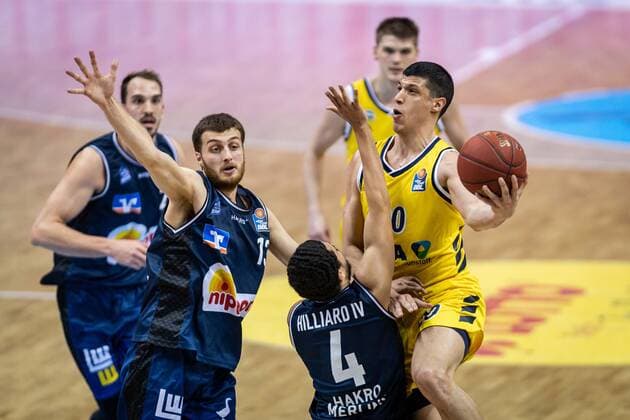 Basketball Berlin 28.02.2021 Saison 2020 2021 1. Bundesliga easyCredit BBL Alba Berlin - HAKRO Merlins Crailsheim Simone Fontecchio (Alba Berlin, No.20) Nimrod Hilliard (Crailsheim, No.04)