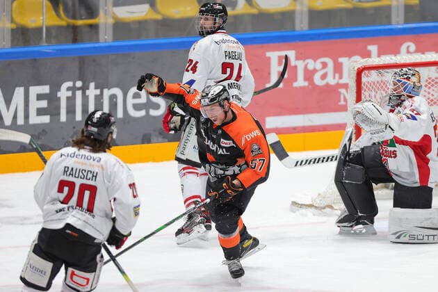 Loewen Frankfurt – EHC Freiburg, DEL 2 Christian Kretschmann (Loewen Frankfurt, 57) jubelt nach dem Tor zum 2:1. Von links: Maxim Rausch (EHC Freiburg, 20), Nick Pageau (EHC Freiburg, 24) und Torhueter Ben Meisner (EHC Freiburg, 37) sind ohne Chance. Eishockey-Spiel der DEL 2 zwischen den Loewen Frankfurt und dem EHC Freiburg am 28. Februar 2021 in der Eissporthalle Frankfurt am Main., Frankfurt am Main Hessen Deutschland Eissporthalle