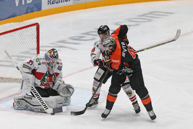 Alexej Dmitriev (Löwen Frankfurt, Nr. 42) mit dem Abschlussversuch gegen Goalie Torwart Benjamin Meisner (EHC Freiburg, Nr. 37) , Löwen Frankfurt gegen EHC Freiburg , DEL2, Eishockey, Saison 2020 2021, 28.02.2021, -